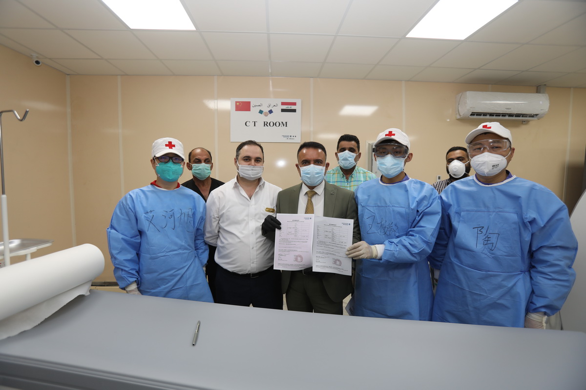 4月25日，在伊拉克巴格達的中國援建伊拉克CT檢查室，中國專家組向伊方移交CT設備驗收証書。