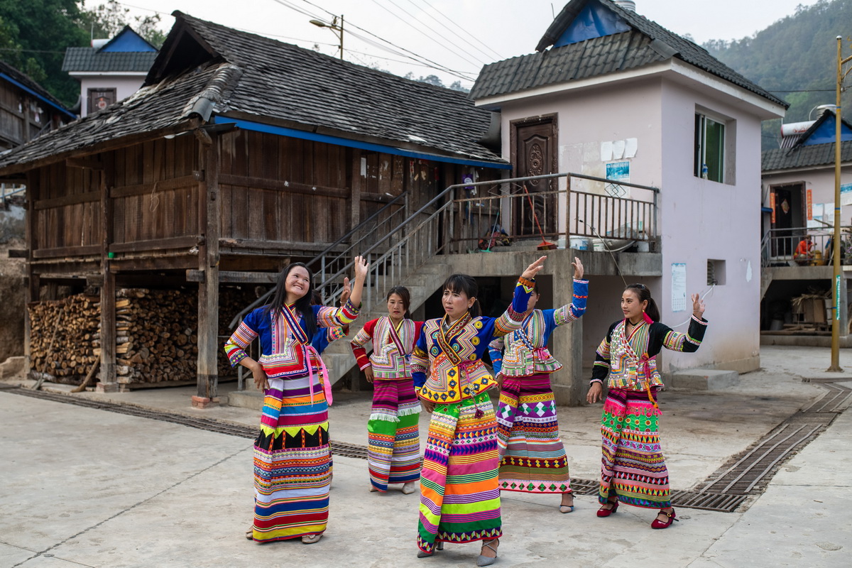 4月10日，在雲南省勐海縣布朗山鄉曼囡村曼班三隊，拉祜族婦女們在村子裡跳起舞蹈。