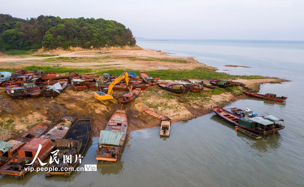 2020年4月26日 ，在江西鄱陽湖都昌磯山附近水域 ，挖掘機在拆解漁船。