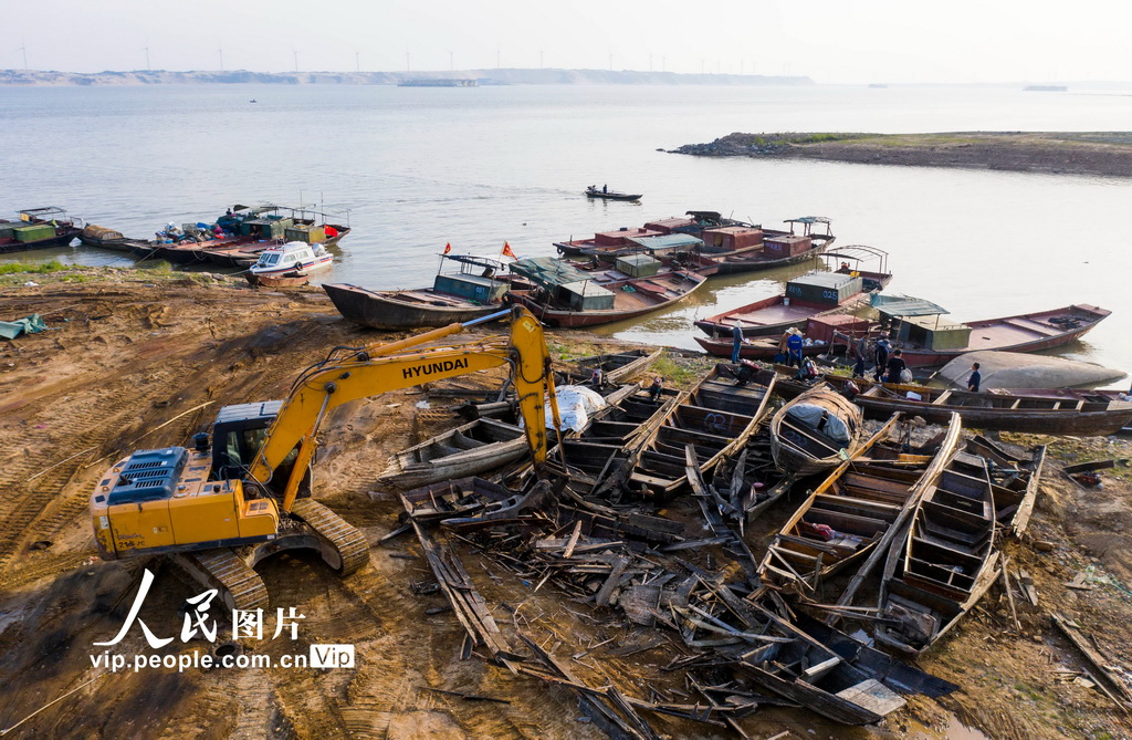 2020年4月26日，在江西鄱陽湖都昌磯山附近水域 ，挖掘機在拆解漁船。