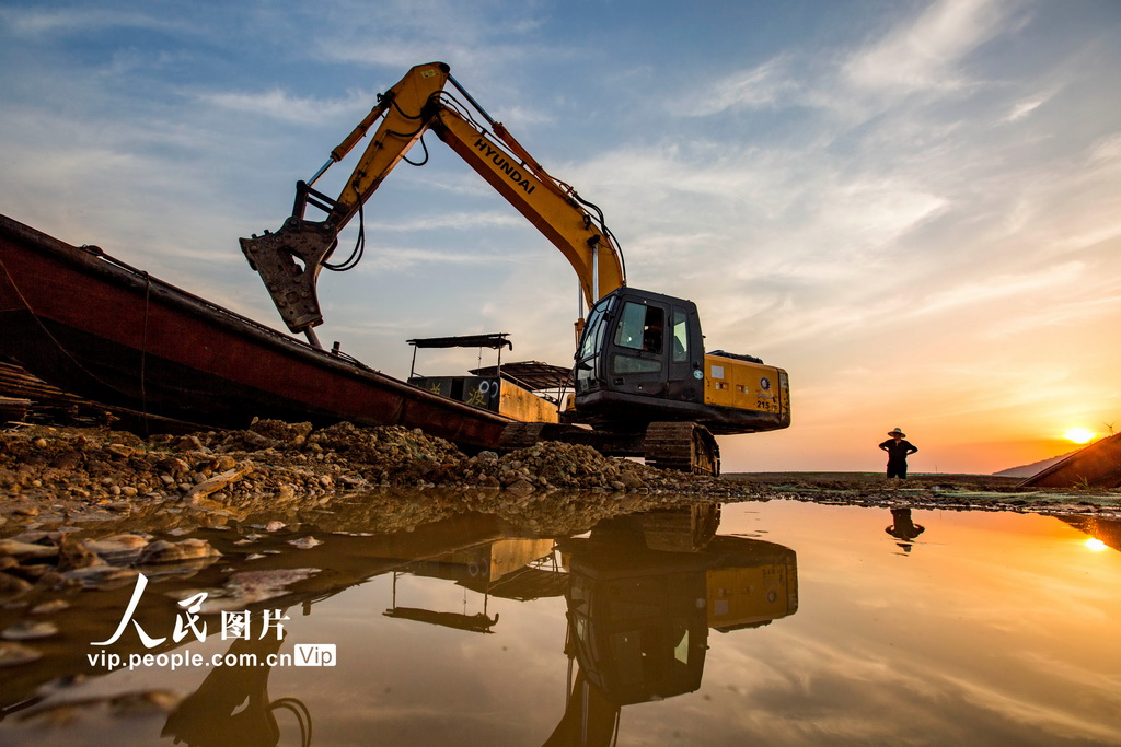 2020年4月26日，在江西鄱陽湖都昌磯山附近水域，挖掘機在拆解漁船。