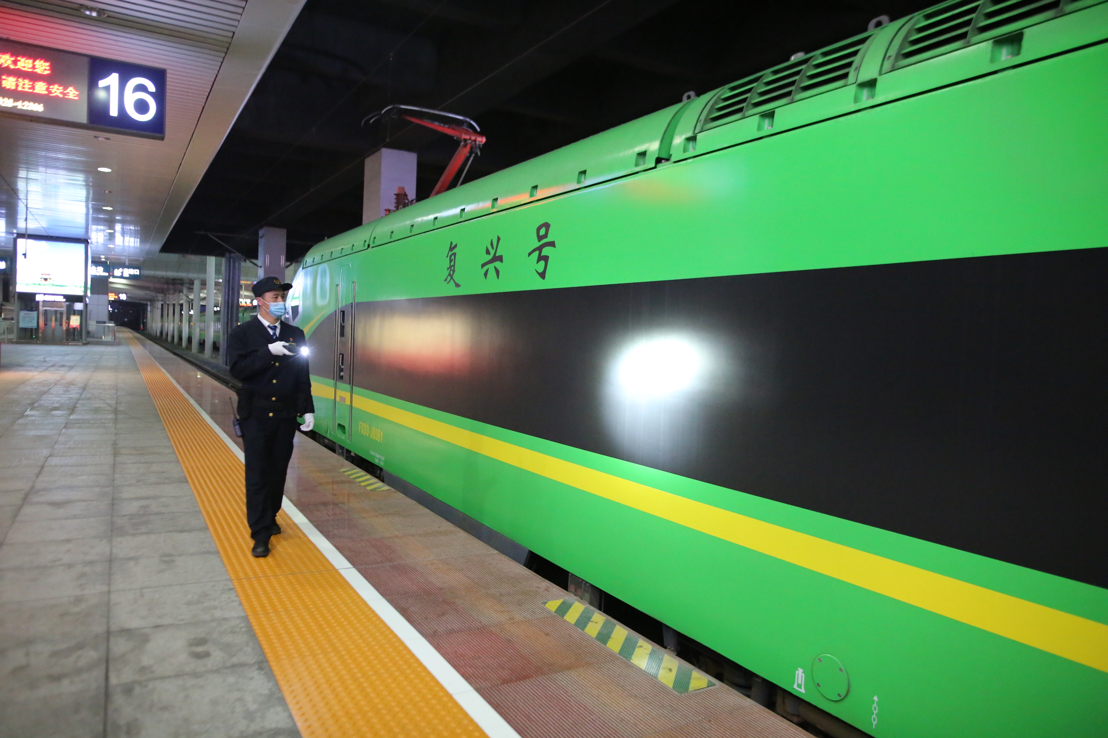 圖為D756次列車達到終點站重慶北站后，張大中進行最后一次巡視。