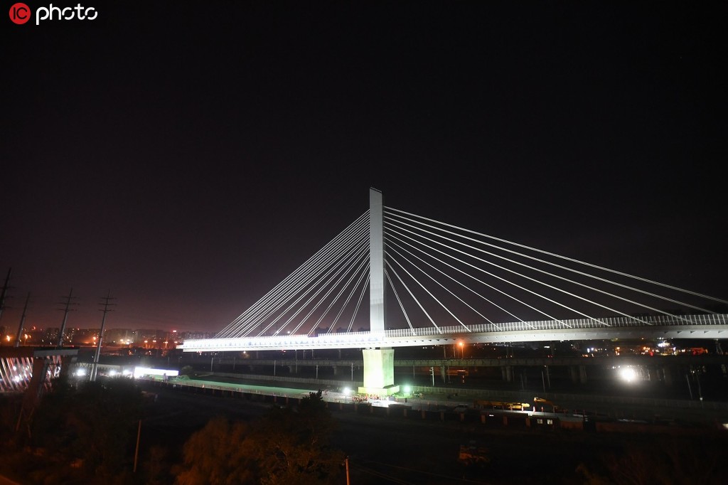 1.5万吨斜拉桥在沈阳转体成功 刷新国内纪录
