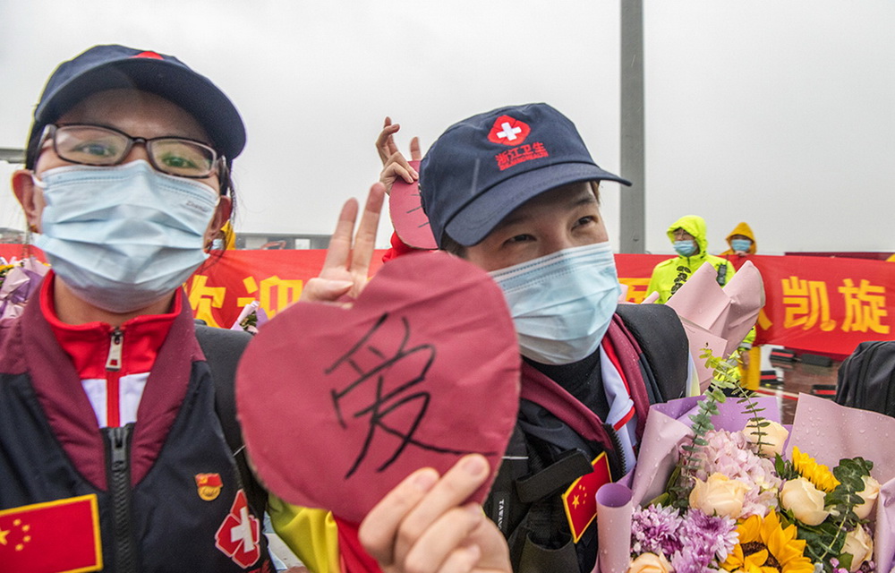 11.3月31日，杭州蕭山國際機場，醫療隊隊員難掩喜悅之情。樓穎 攝