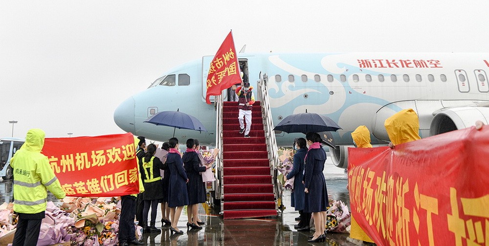 6.3月31日，杭州蕭山國際機場，浙江省杭州市第三批援助武漢醫療隊266名隊員勝利凱旋。樓穎 攝