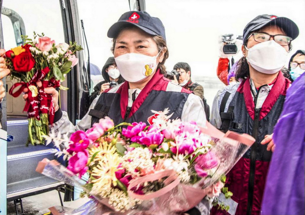 3.3月31日，國家衛健委高級別專家組成員、中國工程院院士李蘭娟及團隊返回杭州。樓穎 攝