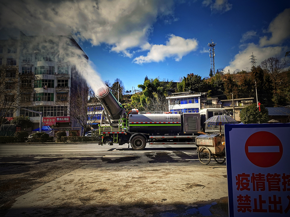 7.2月24日，湖北省恩施州咸豐縣市區，環衛工人在進行消毒作業。李咸生 攝