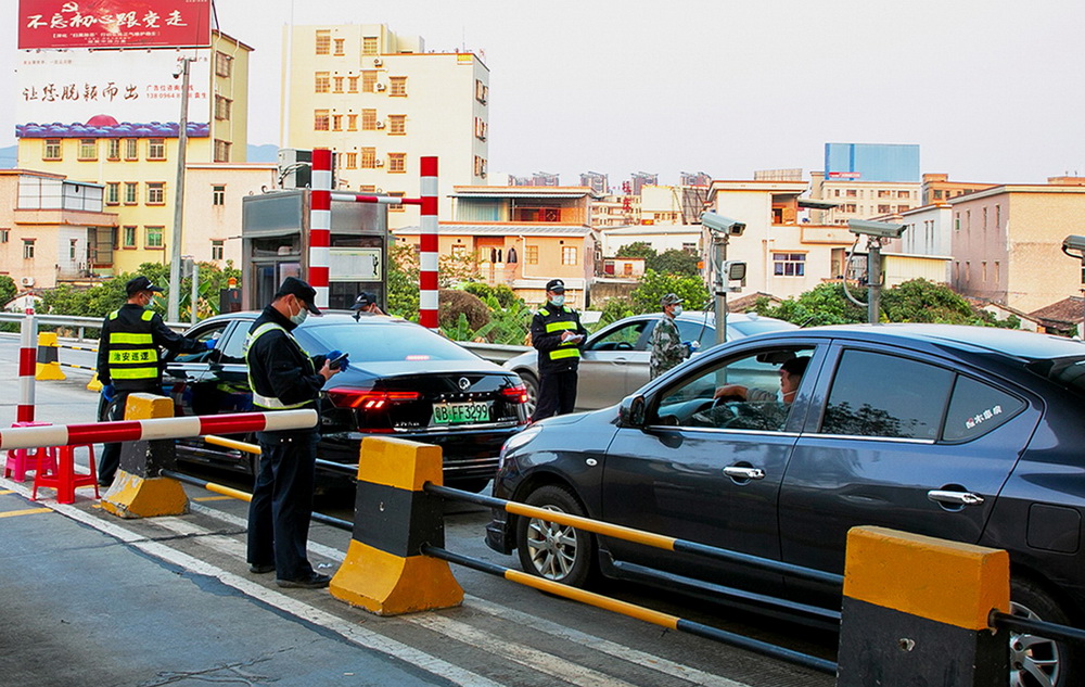 13.在龍林高速林村田心出口檢查站點，工作人員嚴格檢查過往車輛。劉瓊英 攝