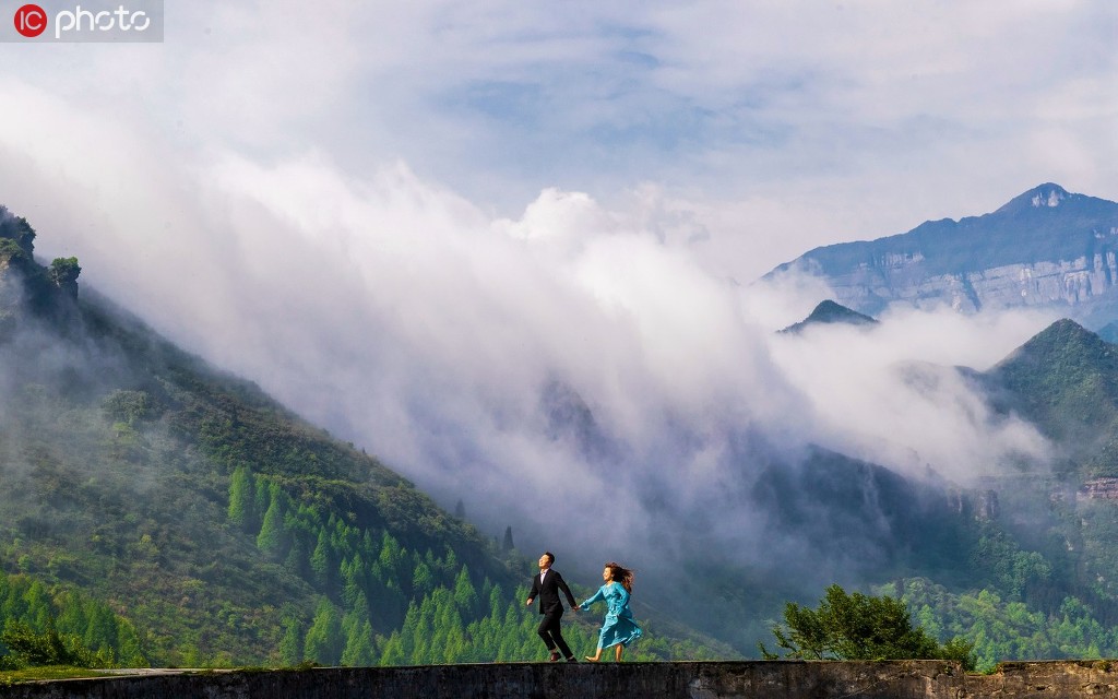 重慶南川：五一假期 雲瀑景觀引客來