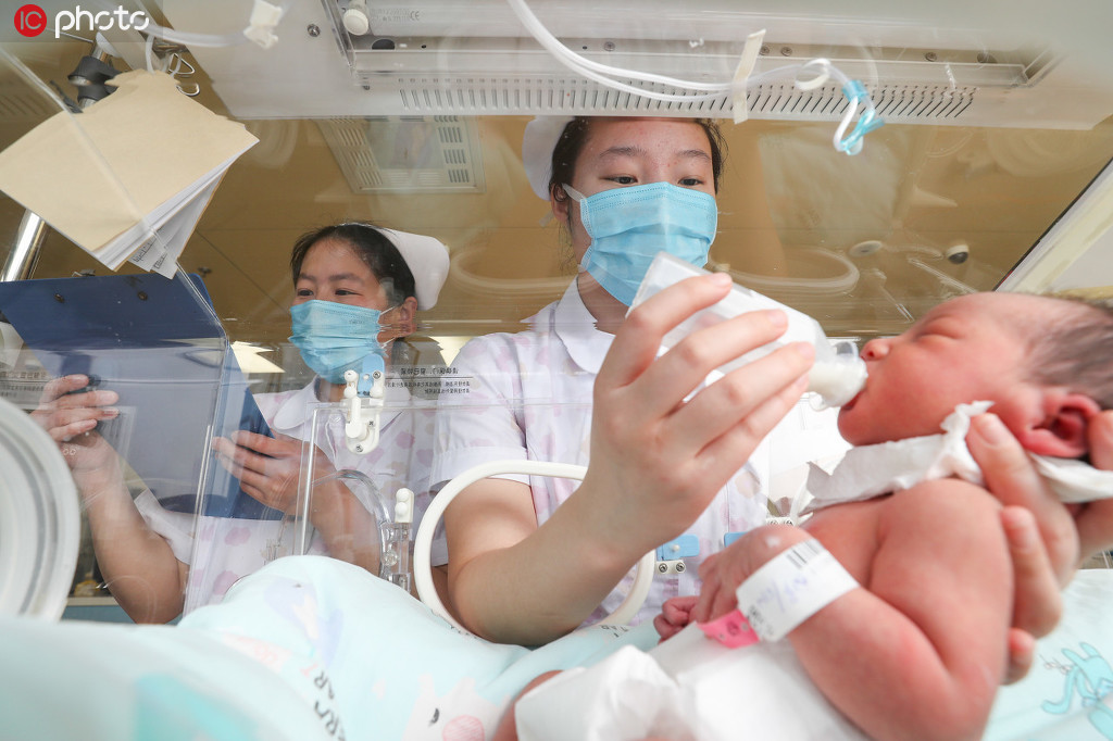 2020年5月1日，在江蘇省連雲港市贛榆區人民醫院新生兒重症監護室，護士蘇雪（右）在給新生兒喂奶。司偉/IC photo