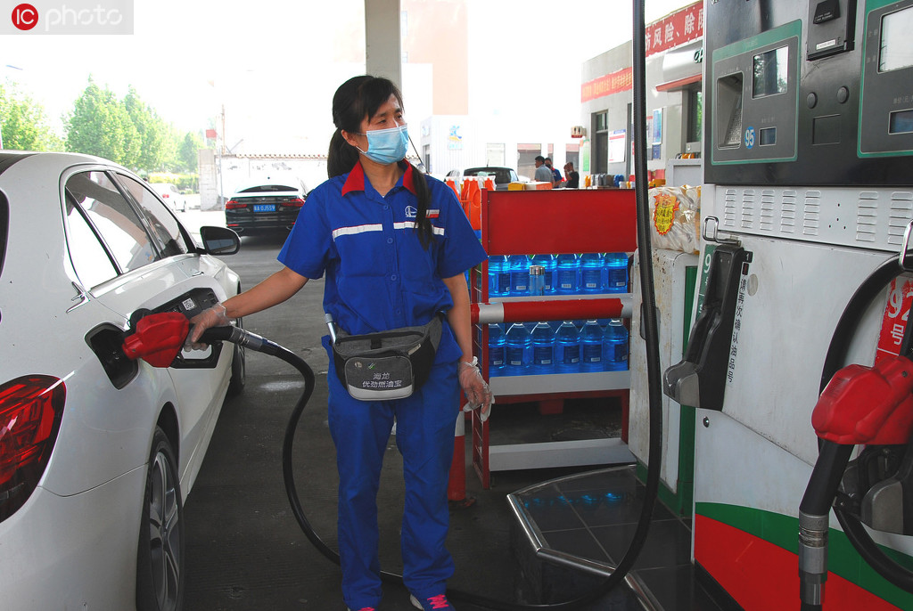 2020年5月1日，在河北省石家庄新乐市一座加油站，工作人员正在给汽车加油。贾敏杰/IC photo