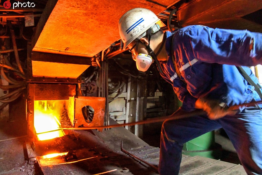 2020年5月1日，炼铜工人在安徽铜陵有色金属集团公司金隆铜业公司熔炼车间闪速炉前作业。过仕宁 摄/IC photo