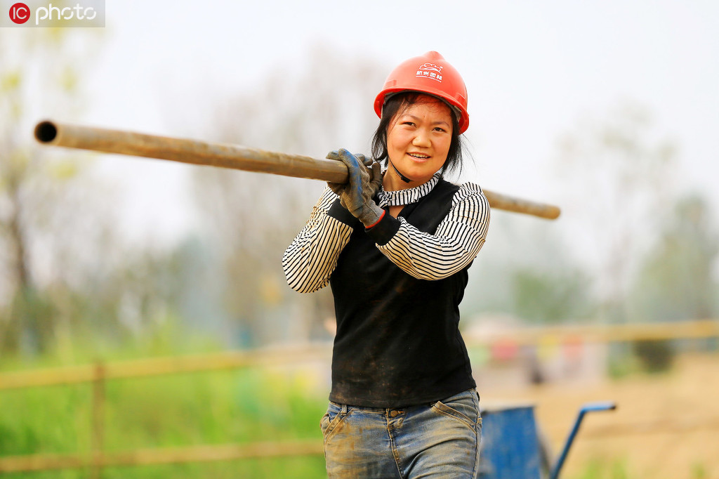 2020年5月1日，一名女工人在安徽省淮北市杜集区朔西湖景区建设工地劳作。万善朝/IC photo