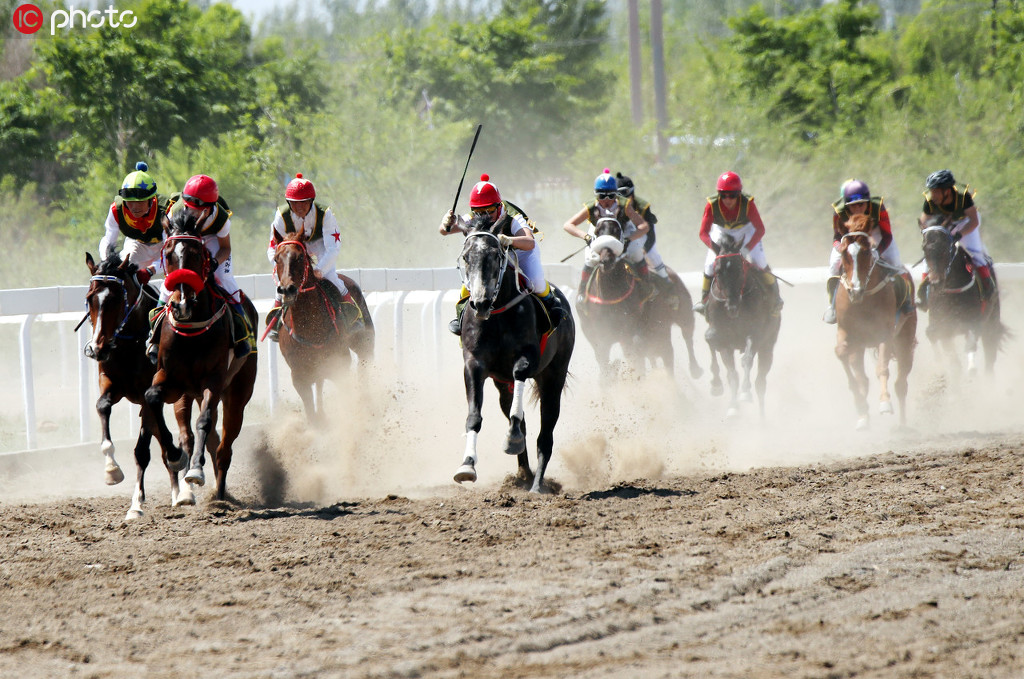 2020年5月2日,在新疆昌吉市一賽馬場，騎手正在比賽中。
