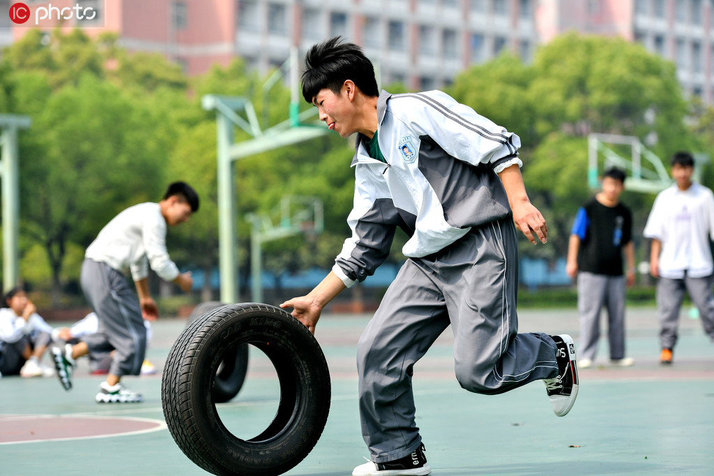 2020年5月2日，浙江省湖州市长兴职教中心，青年学生正在进行风火轮趣味运动。