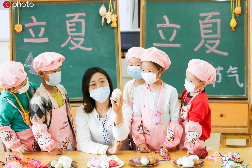 2020年4月30日，江苏省如皋市健康幼儿园的小朋友在学习有关“立夏”的知识和习俗。（徐慧/IC photo）