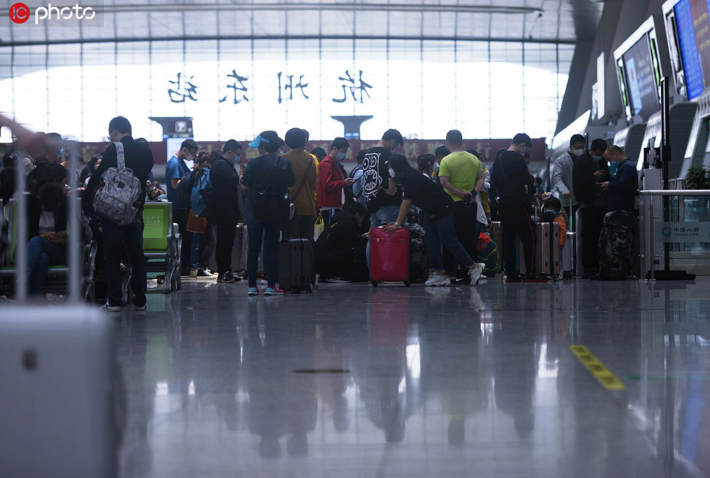 2020年5月5日，旅客在杭州火車東站的候車大廳等待上車。