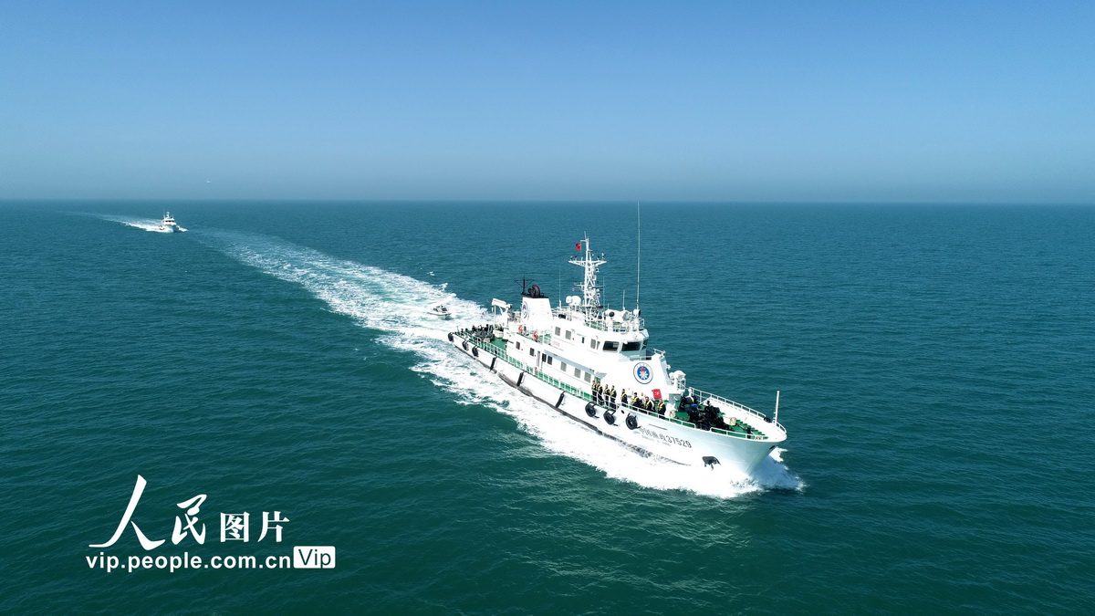 5月6日，山東省榮成市漁政執法船在石島灣海域常態化檢查。