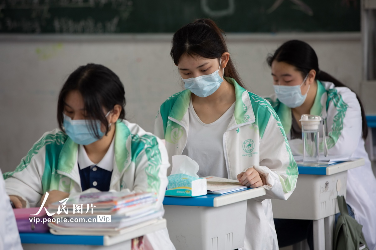 5月6日，襄陽四中高三學生在教室內學習。