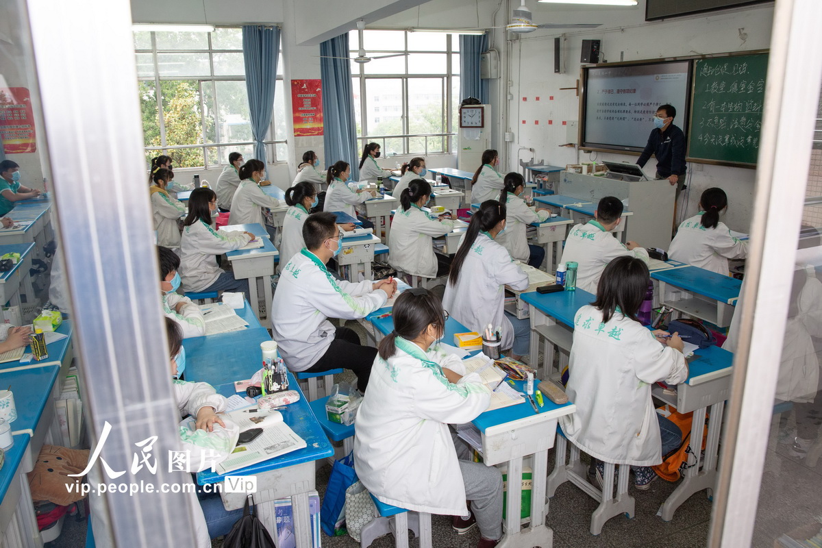 5月6日，襄陽四中高三年級學生在上“開學第一課”。