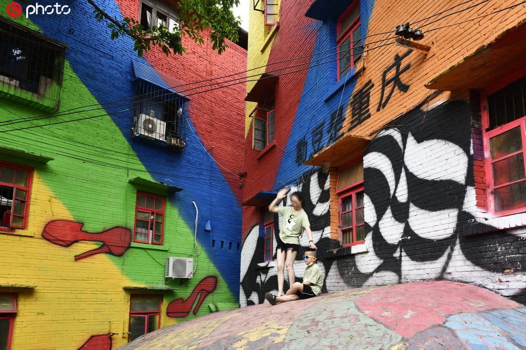 隱藏在重慶主城中的彩色巷子 充滿萌寵和童話色彩被稱為“彩虹村”【8】