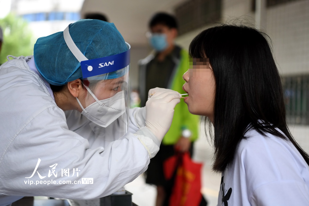5月7日，南昌大學第一附屬醫院護士正在為企業員工進行核酸咽拭子採集。