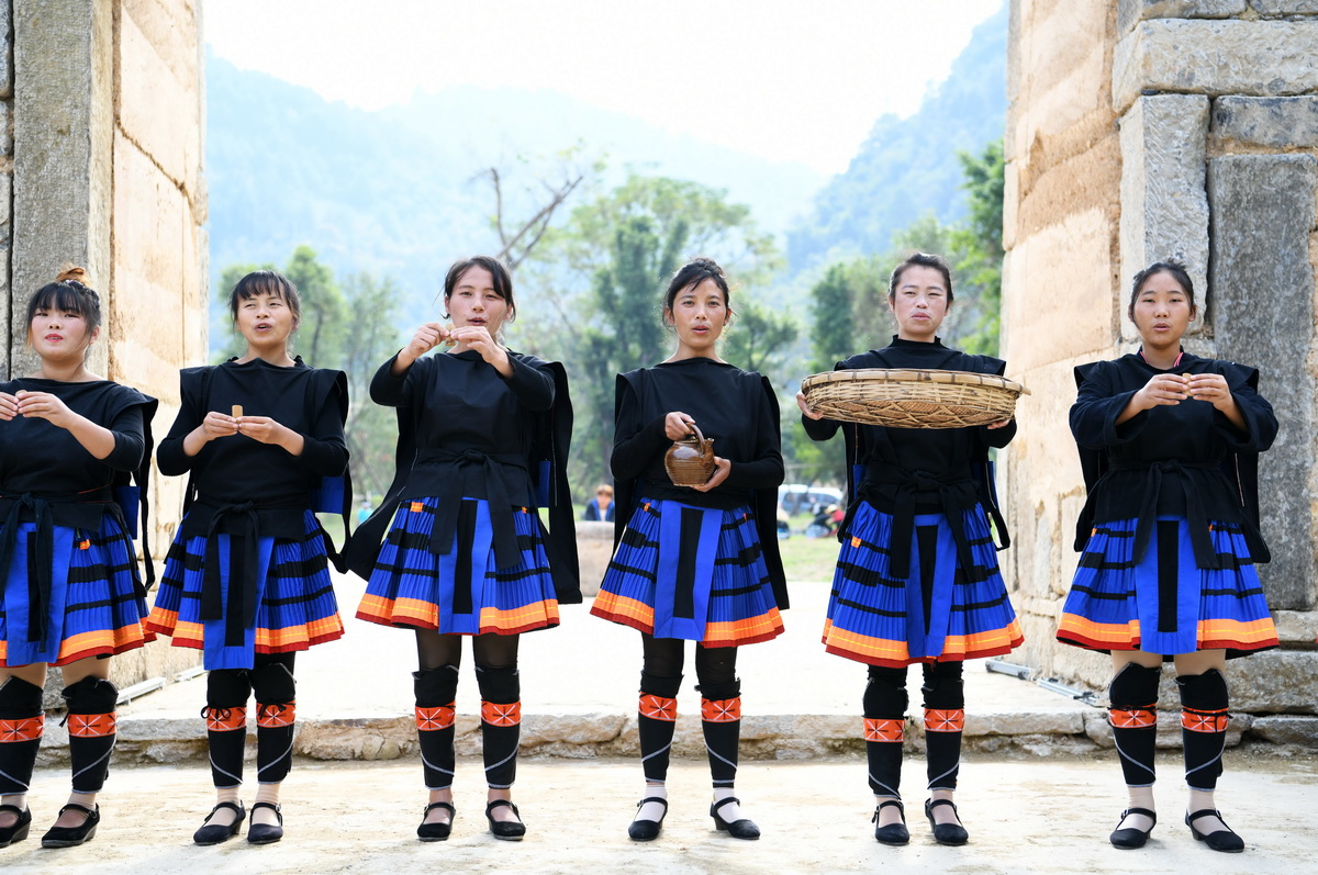 在貴州省荔波縣瑤山古寨景區，由搬遷村民組成的文藝表演隊為來賓敬酒（2019年11月5日攝）。新華社記者 楊文斌 攝