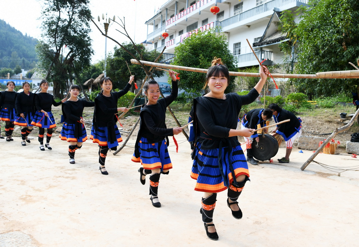 在貴州省荔波縣瑤山古寨景區，由搬遷村民組成的文藝表演隊為來賓跳猴鼓舞（2019年11月5日攝）。新華社記者 楊文斌 攝