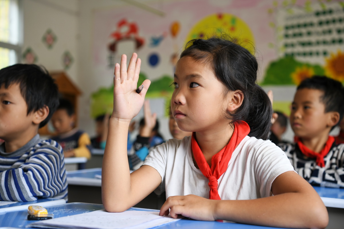 貴州省荔波縣瑤山民族小學的孩子在課堂上舉手回答問題（2019年11月5日攝）。新華社記者 楊文斌 攝