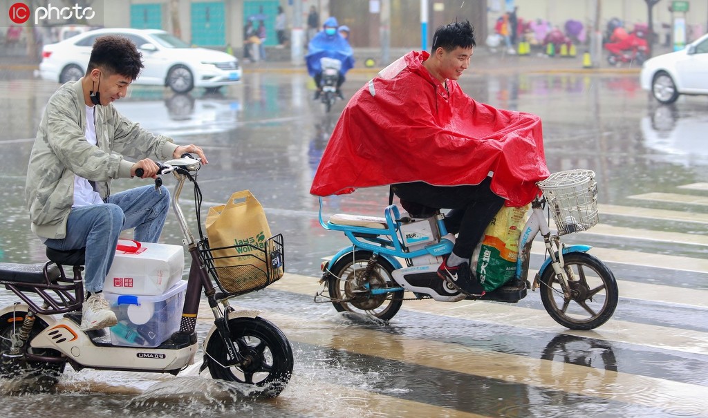  2020年5月7日、8日連續兩天河北邯鄲迎來大雨、暴雨天氣,居民冒雨出行。金華/IC photo