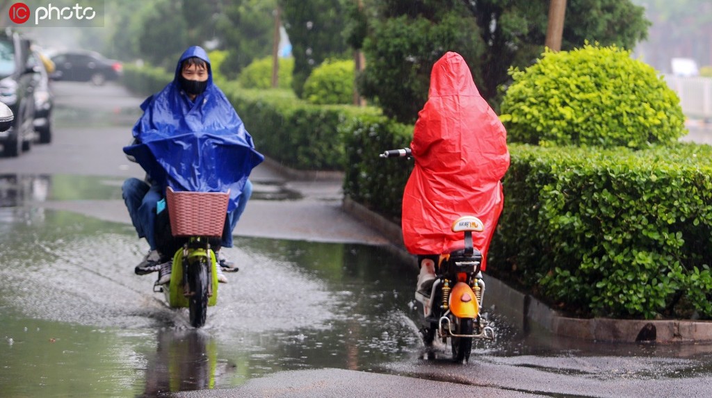 2020年5月7日、8日連續兩天河北邯鄲迎來大雨、暴雨天氣,居民冒雨出行。金華/IC photo