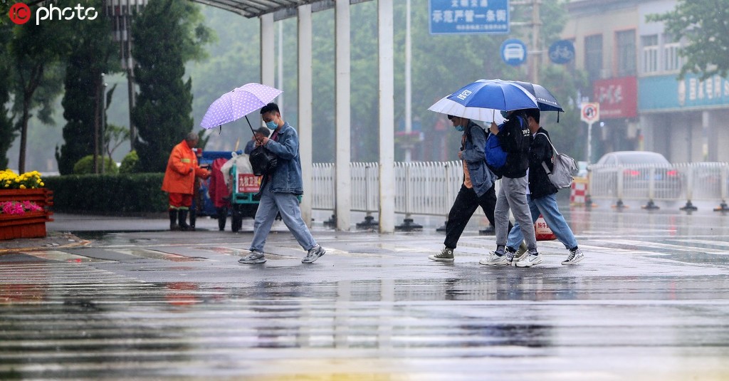 2020年5月7日、8日連續兩天河北邯鄲迎來大雨、暴雨天氣,居民冒雨出行。金華/IC photo
