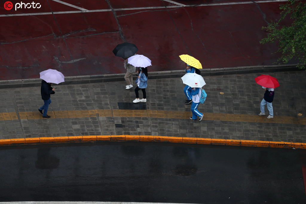 2020年5月8日早晨，北京海澱區世紀城下了一夜的小雨沒有停歇，淅淅瀝瀝的小雨影響早高峰，溫度也隨之降低，外出市民應注意防雨保暖。牛雲崗/IC photo