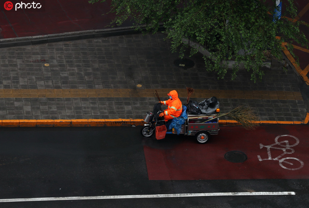 2020年5月8日早晨，北京海澱區世紀城下了一夜的小雨沒有停歇，淅淅瀝瀝的小雨影響早高峰，溫度也隨之降低，外出市民應注意防雨保暖。牛雲崗/IC photo