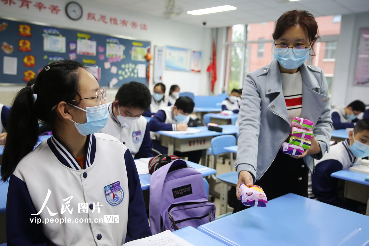 5月8日，青島西海岸新區實驗初級中學王新艷老師在給學生發放消毒濕巾。