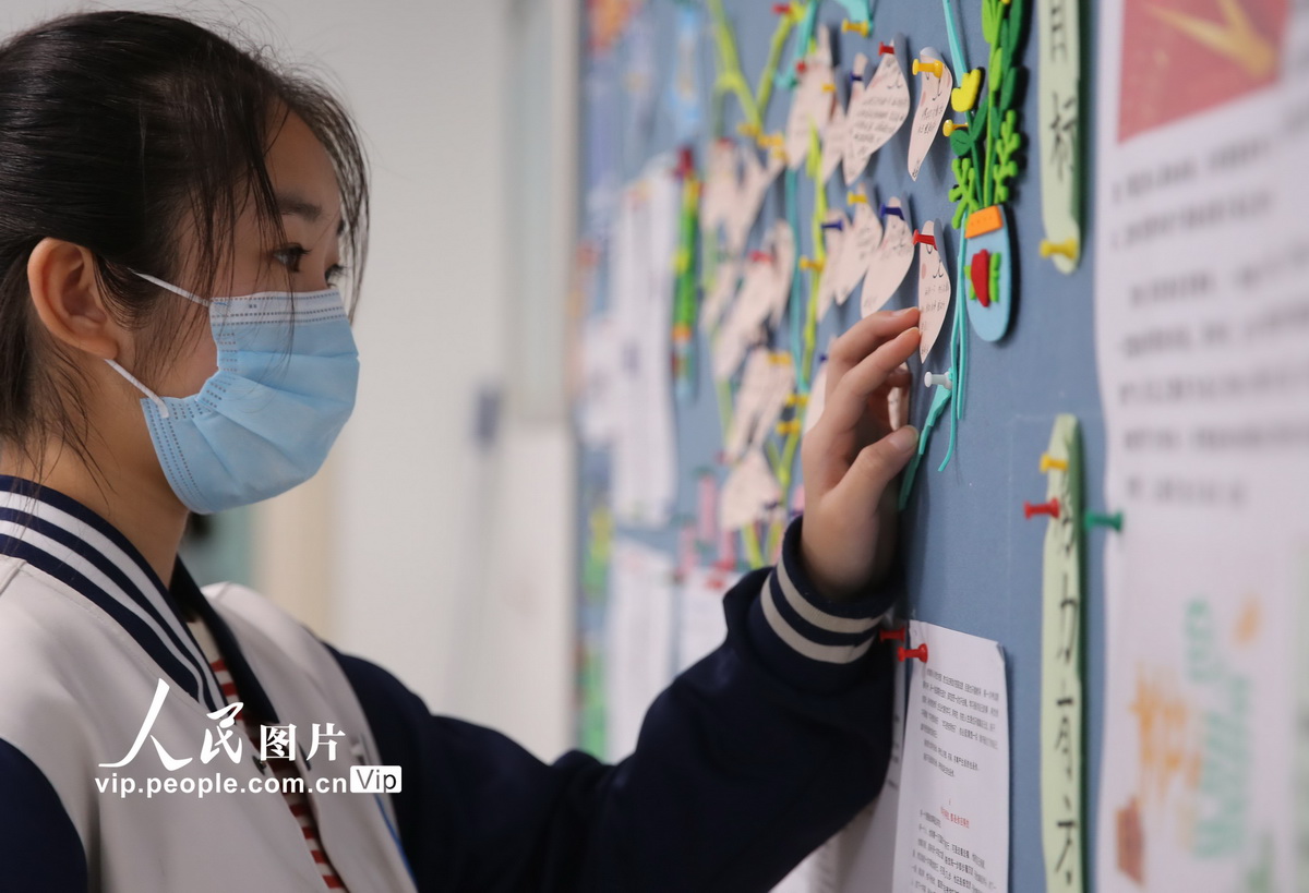 5月8日，青島西海岸新區實驗初級中學趙梓涵同學在心願牆上貼上了寫有自己心願的小卡紙。