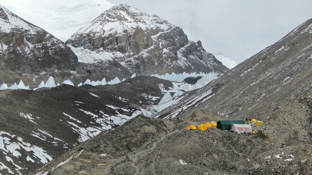 這是海拔5800米的珠峰過渡營地（5月8日攝，無人機照片）。