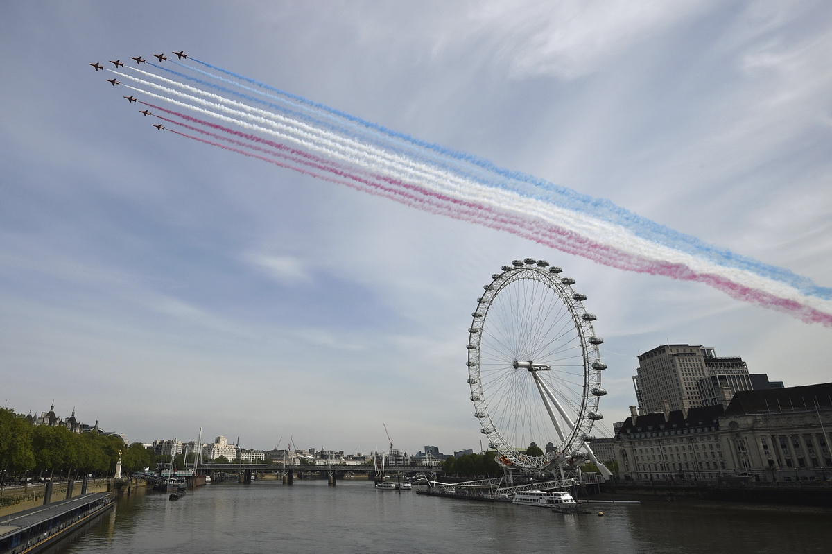 5月8日，在英國倫敦，英國皇家空軍“紅箭”飛行表演隊進行表演。新華社/美聯