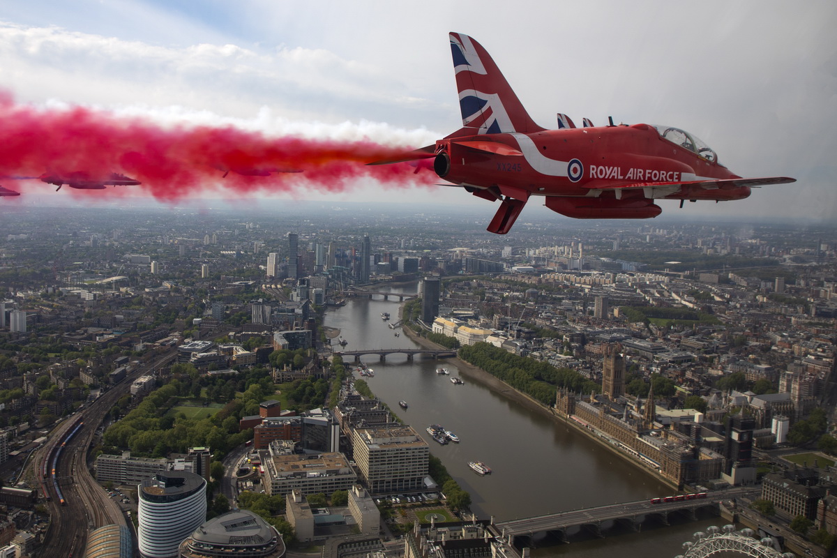 5月8日，在英國倫敦上空，英國皇家空軍“紅箭”飛行表演隊進行表演。新華社/美聯
