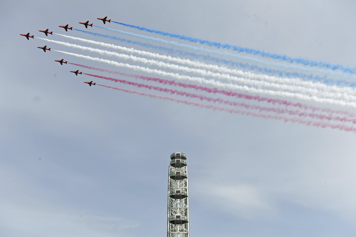 5月8日，在英國倫敦，英國皇家空軍“紅箭”飛行表演隊進行表演。新華社/美聯