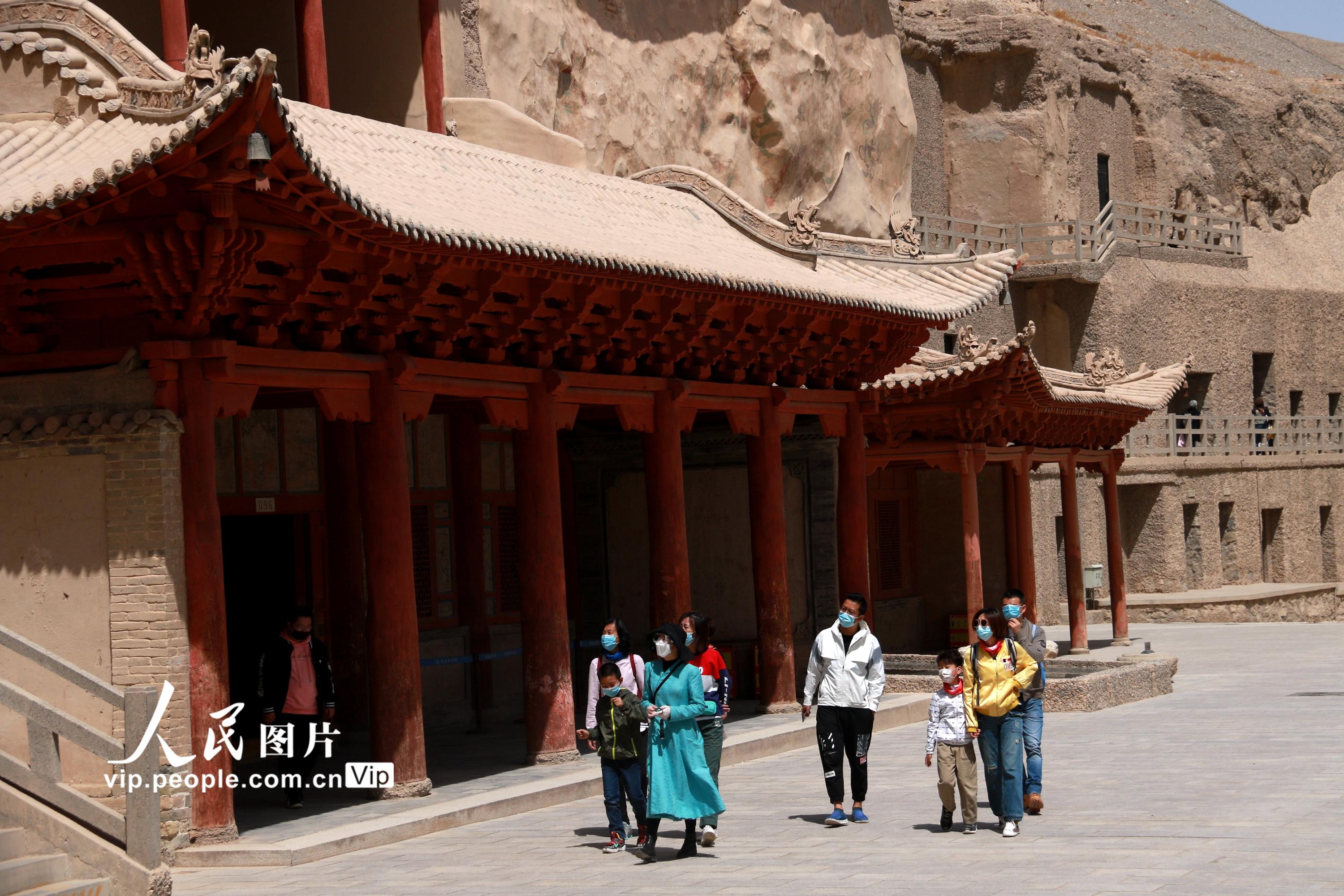 5月10日，游客在甘肅敦煌莫高窟參觀。