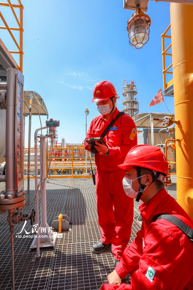 2020年5月10日，四川省遂寧市中石油遂寧天然氣淨化廠，工人正在檢查生產設備，確保高溫天氣機器正常運轉。