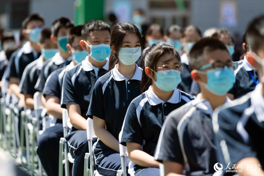 5月11日，初三學生聆聽北京協和醫院援鄂醫療隊醫護人員講述抗疫故事。（人民網記者 翁奇羽 攝）
