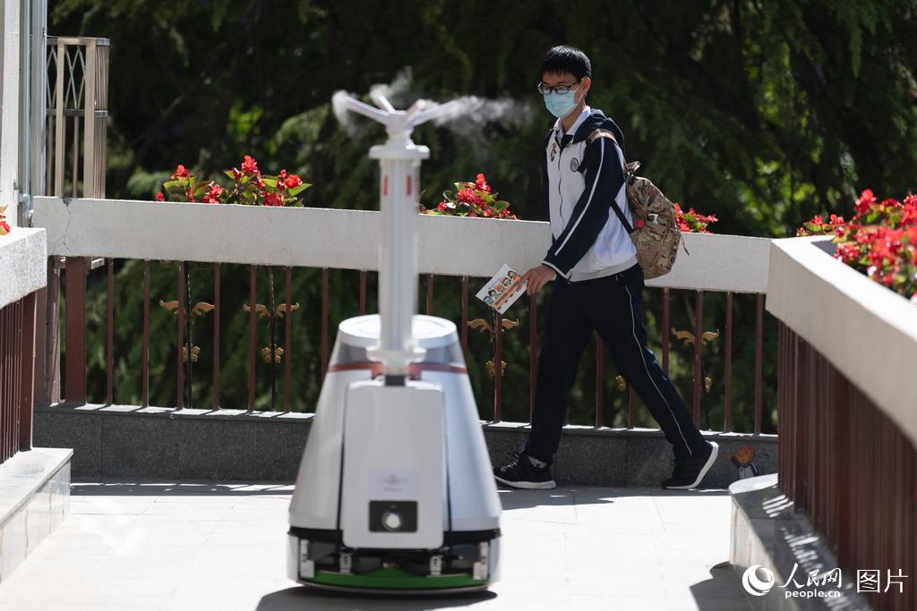 5月11日，在北京市第一六六中學，消毒機器人正在進行消殺作業。（人民網記者 翁奇羽 攝）