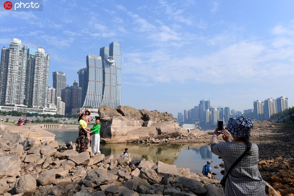 重慶東水門大橋下“神龜”浮出江面 引人圍觀“打卡”【2】