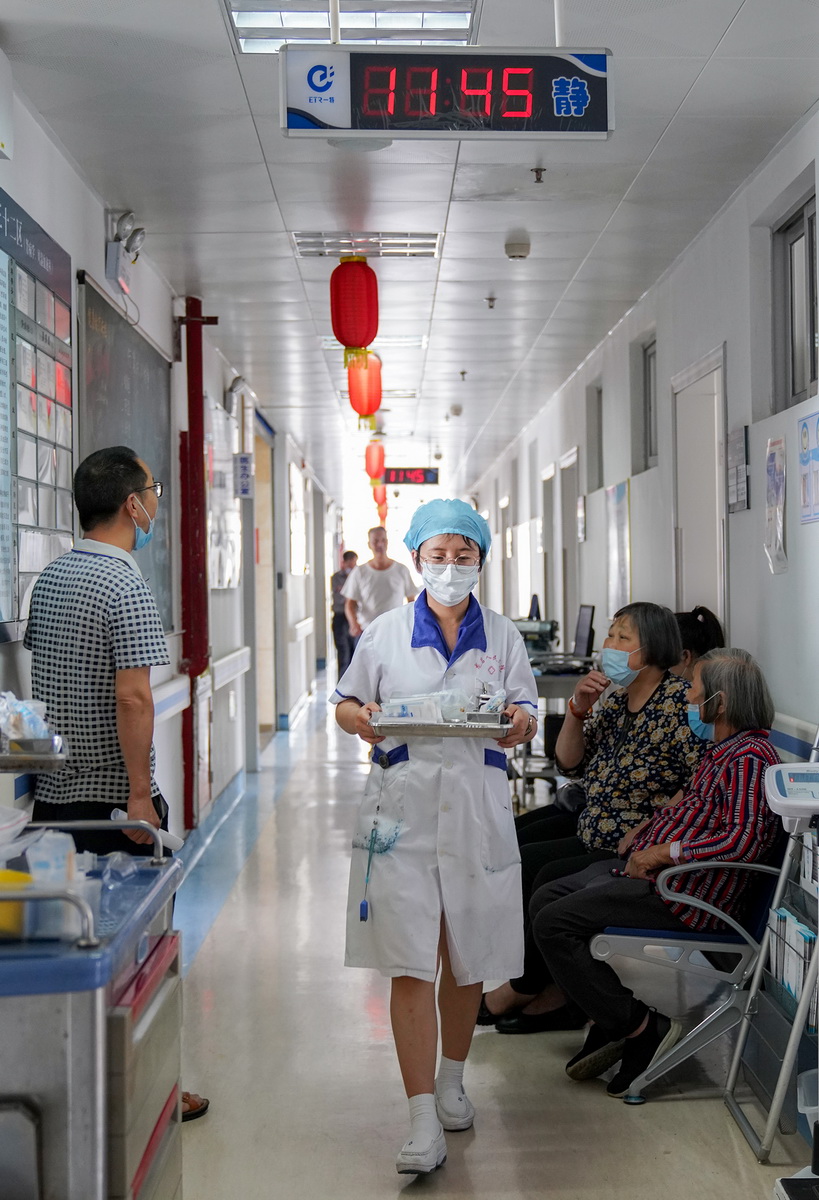 5月11日，在福建省龍岩市人民醫院腎內科護士站，“90后”護士梁小平准備為患者打針。新華社發（劉艷暉攝）