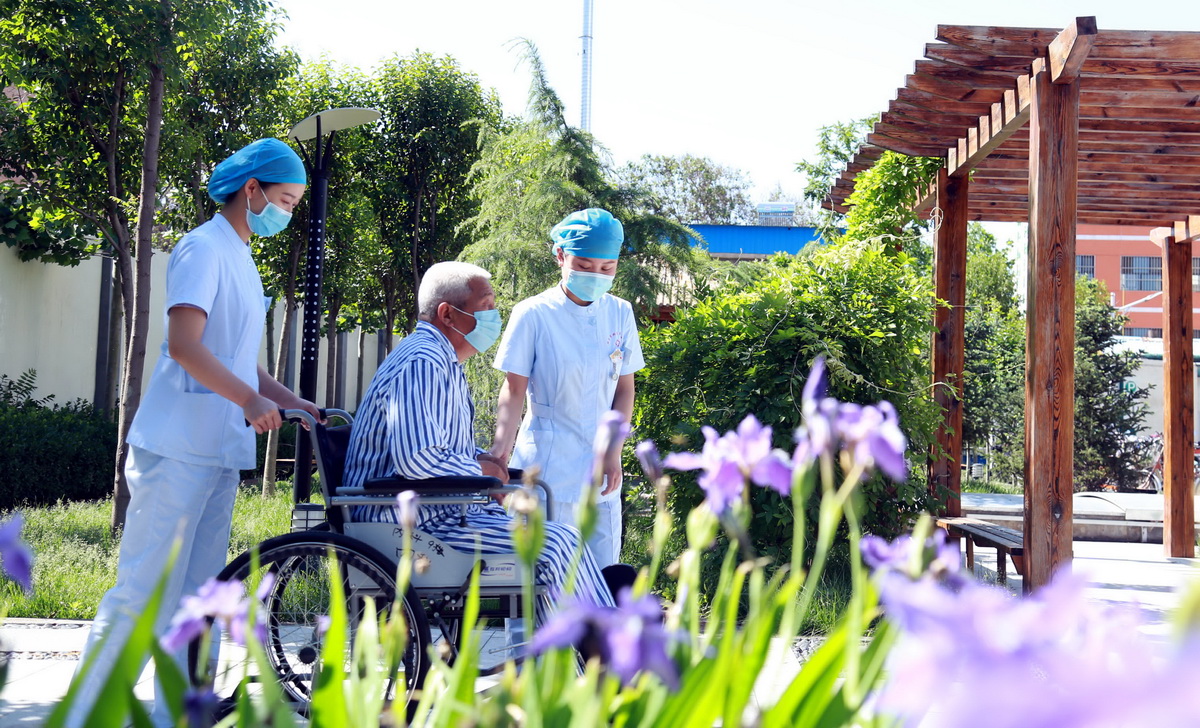 5月11日，河北省邢台市橋東區醫院護士在院區陪伴患者，將溫情關懷融入日常護理。新華社發（張馳攝）