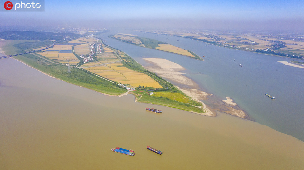 5月12日，在長江與鄱陽湖兩水相匯之處的湖口縣，再現江湖清濁分界線，宛如一幅壯觀的“涇渭圖”。