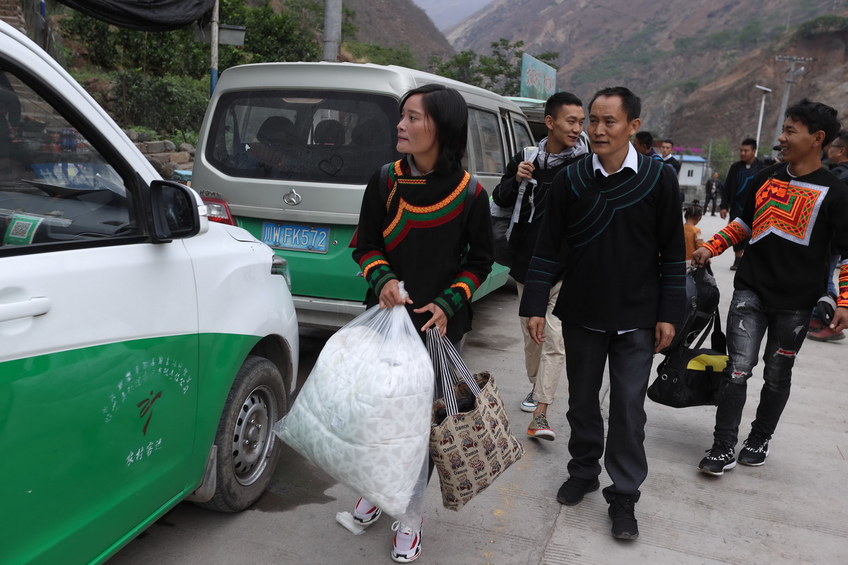 5月12日，四川省昭覺縣阿土列爾村第一批26戶貧困戶陸續下山准備搬新家。
