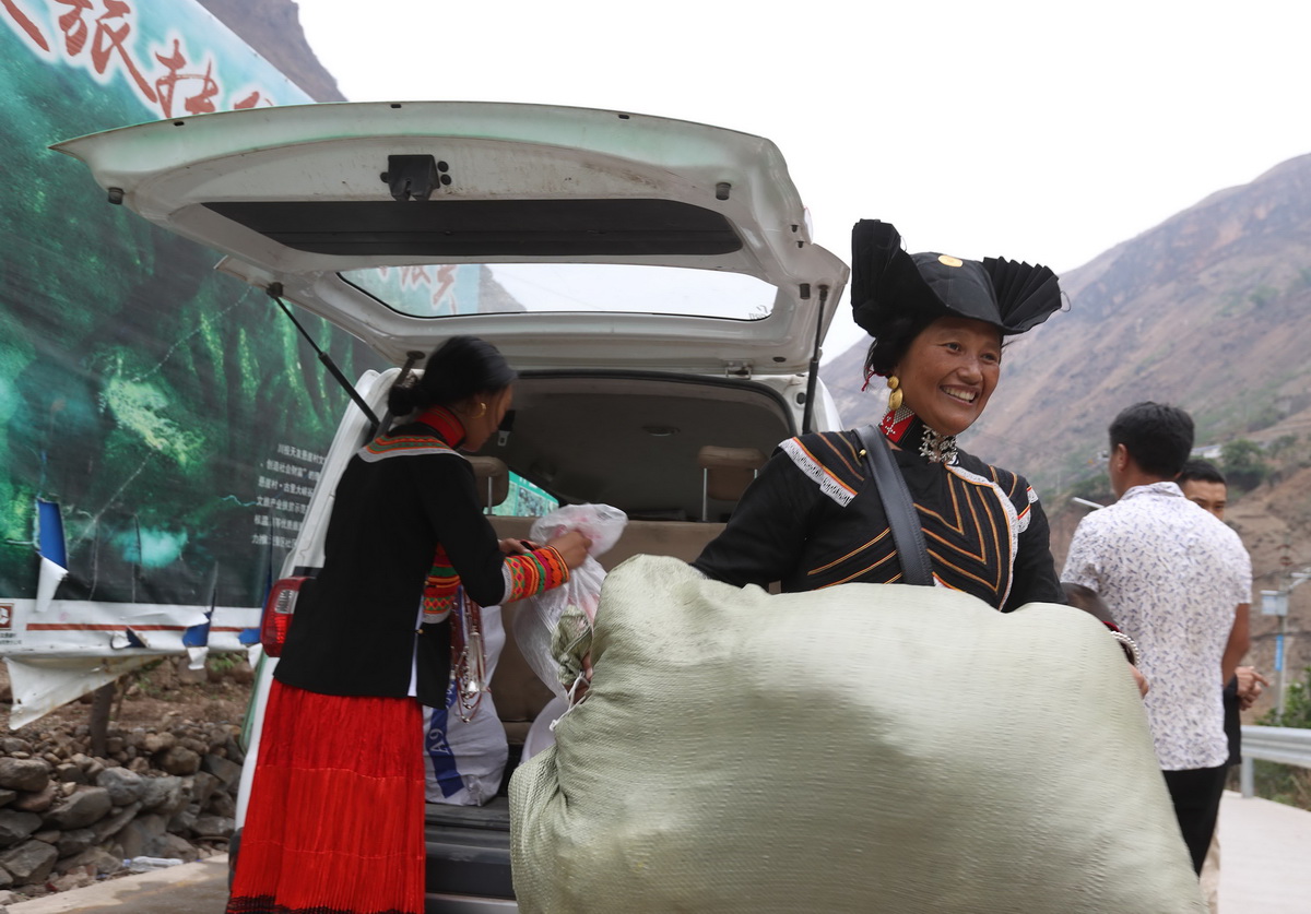 5月12日，四川省昭覺縣阿土列爾村第一批26戶貧困戶帶著家什陸續下山准備搬新家。